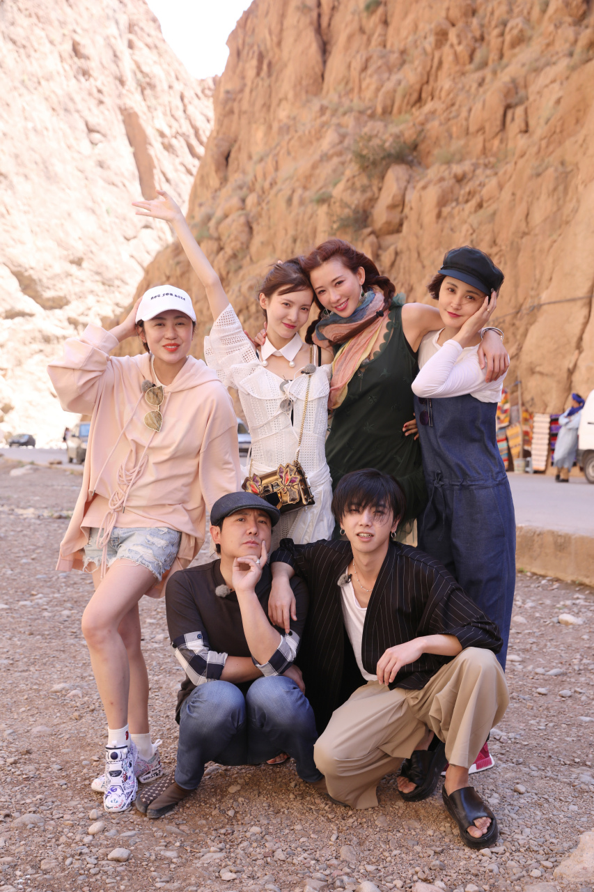 真的拍大合照我就服沈腾,总是在不经意间"抢戏",而且还毫无做作之感.