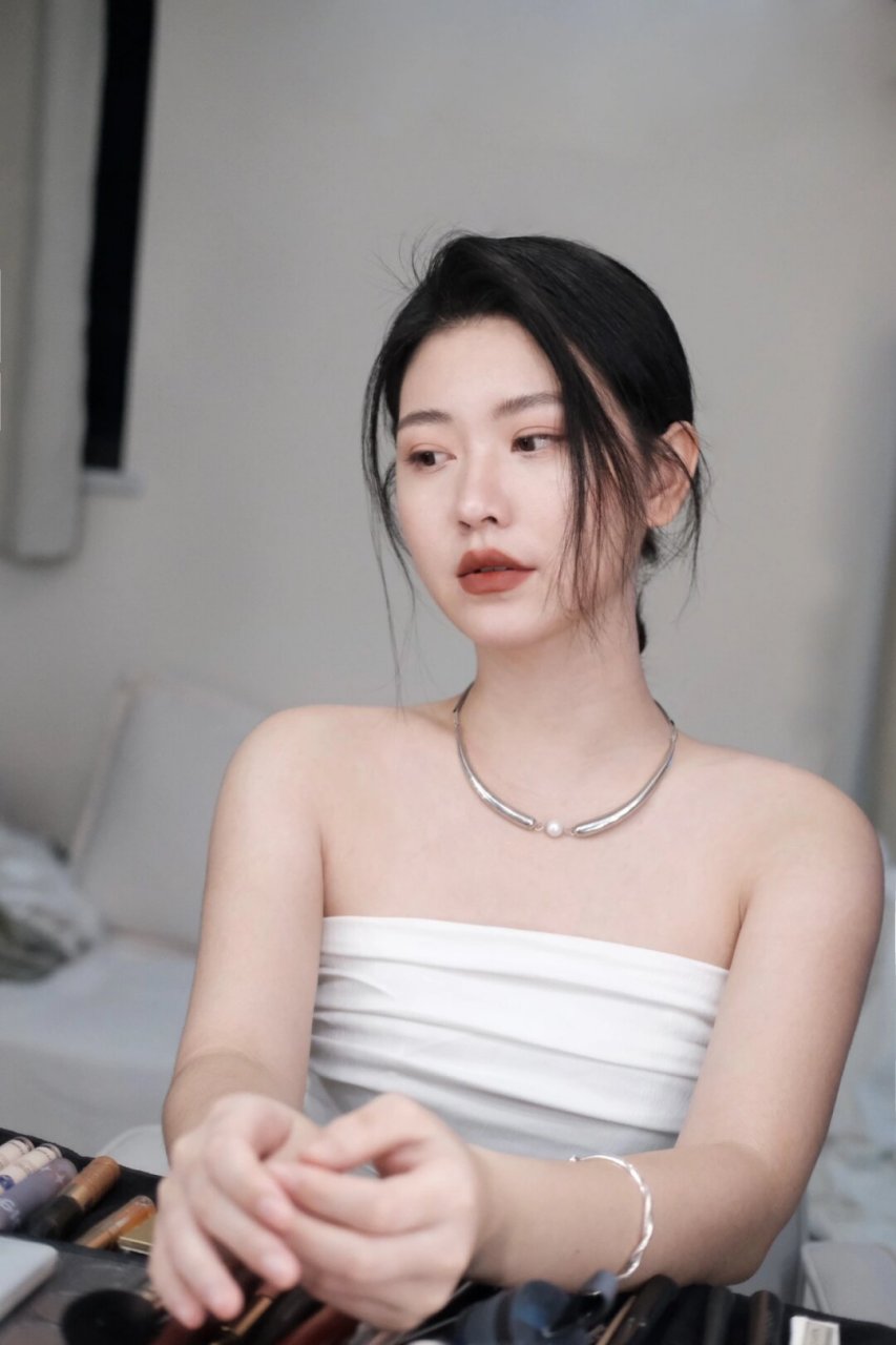 有被惊艳到……  低调而高雅的小众低饱和度妆容,其美感简直令人赞叹