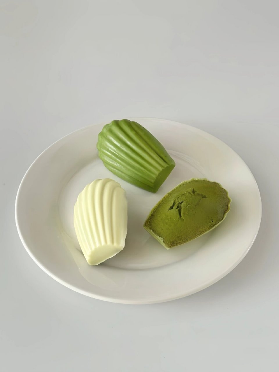 抹茶玛德琳小蛋糕   今天我要和大家分享的是我制作的抹茶巧克力脆皮