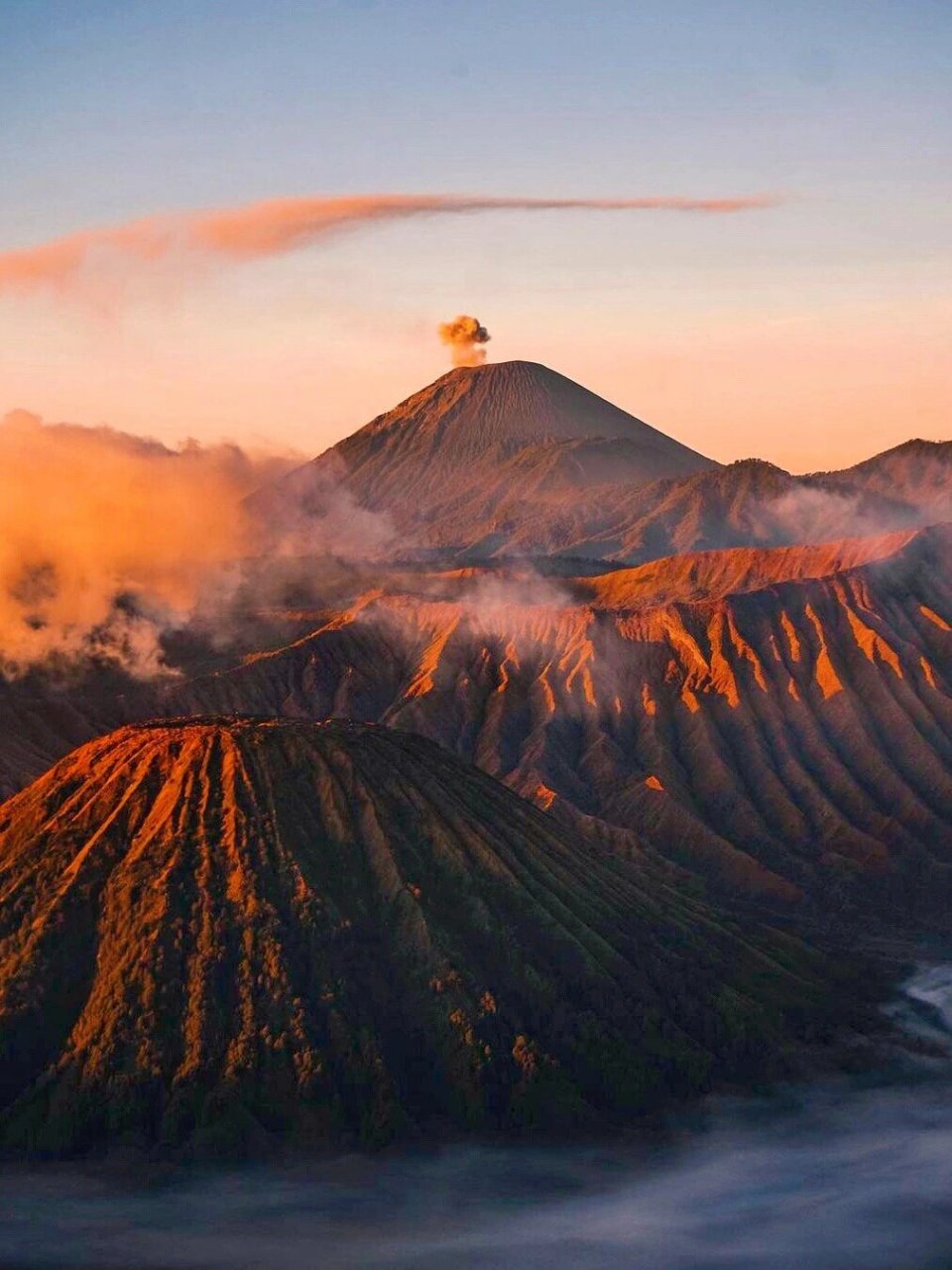 你都知道吗  布罗莫火山,就像一朵盛开在蓝色星球上的黑雏菊,边缘褶皱