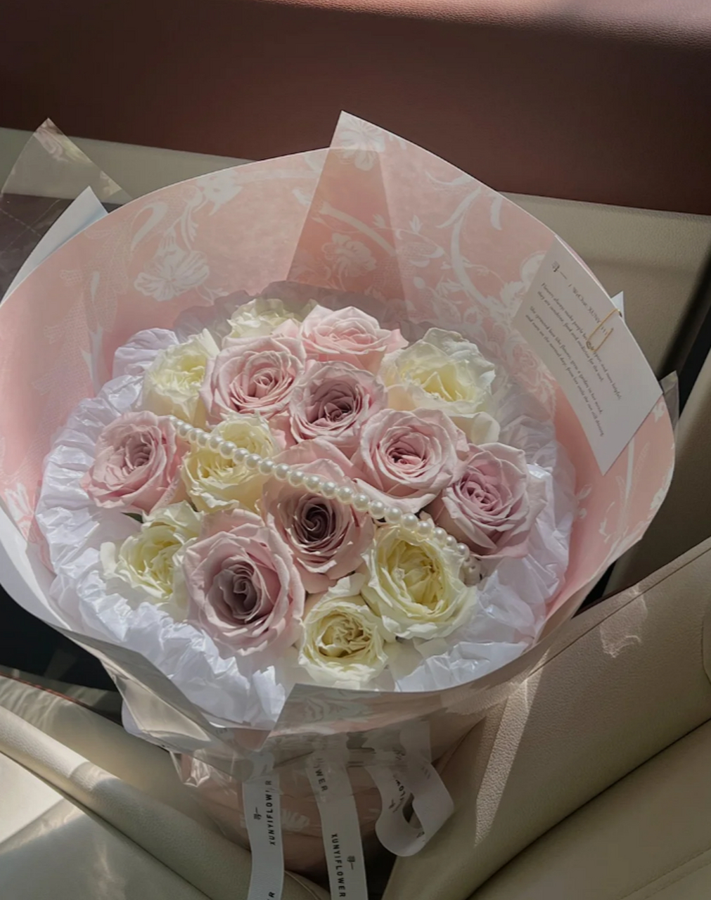 曼塔白玫瑰的温柔组合:圆形花束的浪漫呈现 曼塔白玫瑰,以其淡雅的