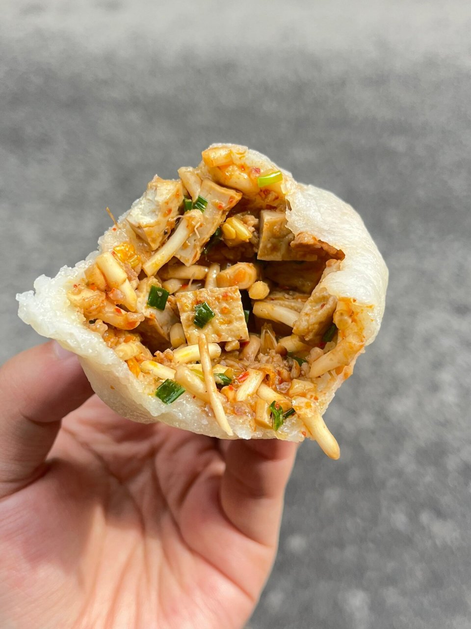 糍粑包豆腐 糍粑包豆腐是贵州特有的美食,由糯唧唧的糍粑和折耳根豆腐