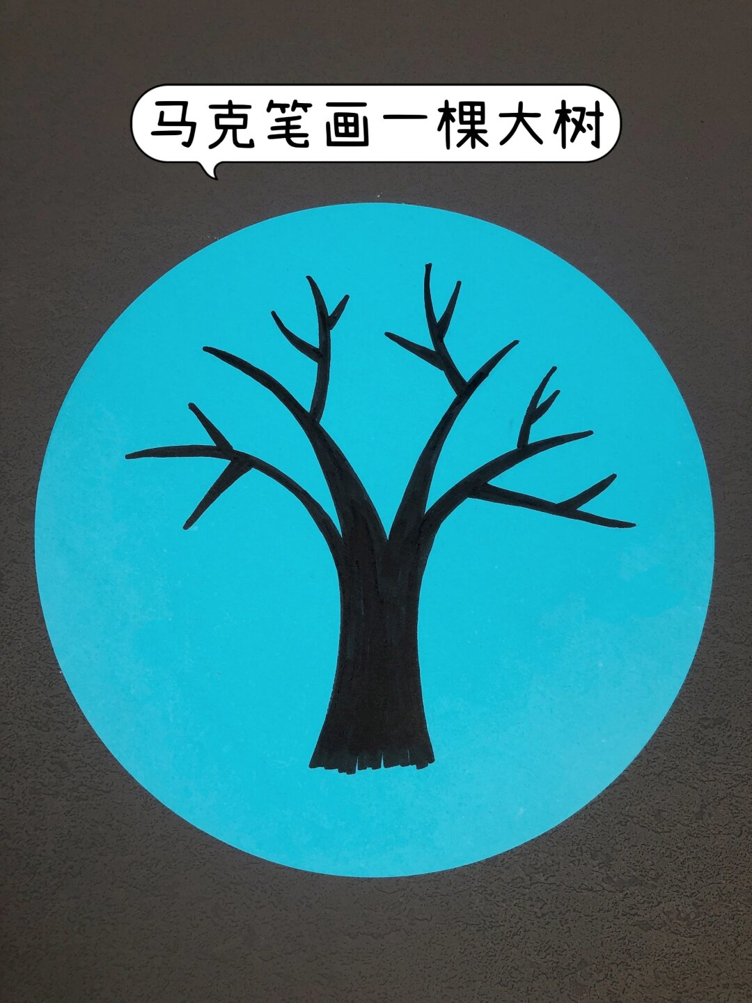 雪花飘飘轻柔如羽落在枯黄的草地上犹如一片