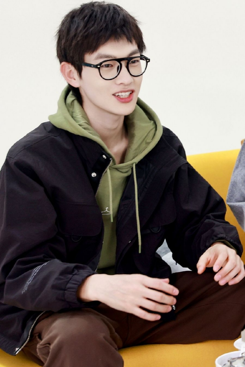 马哲恋情# 气运联盟主唱吉他手马哲恋情曝光,其与女友路边约会,野把