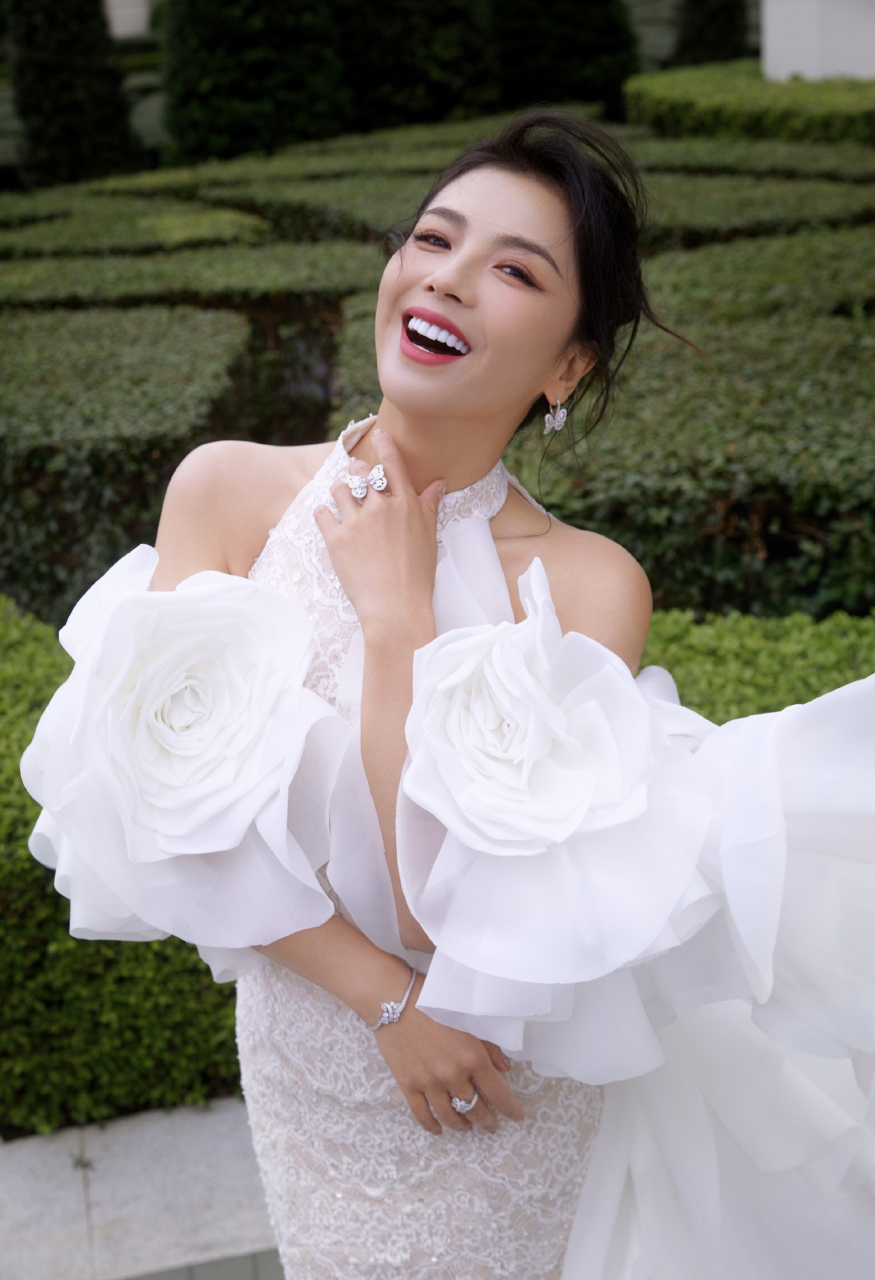 刘涛这身白裙造型好漂亮,纯洁高雅,时尚靓丽,又美又洋气!