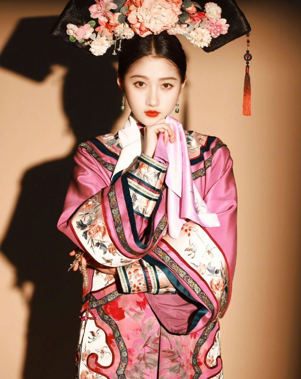 关晓彤一身清宫妆造亮相,释出美照完美拿捏古风韵味!