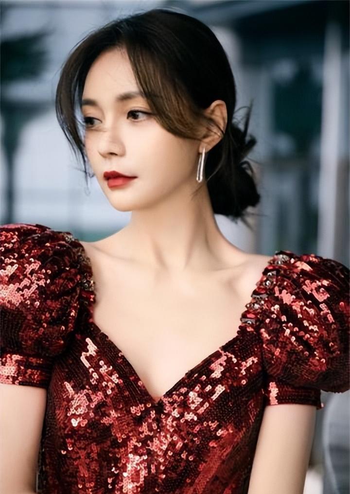 好绝一主持!沈梦辰时尚感爆棚,乘风破浪归来变身穿搭小达人