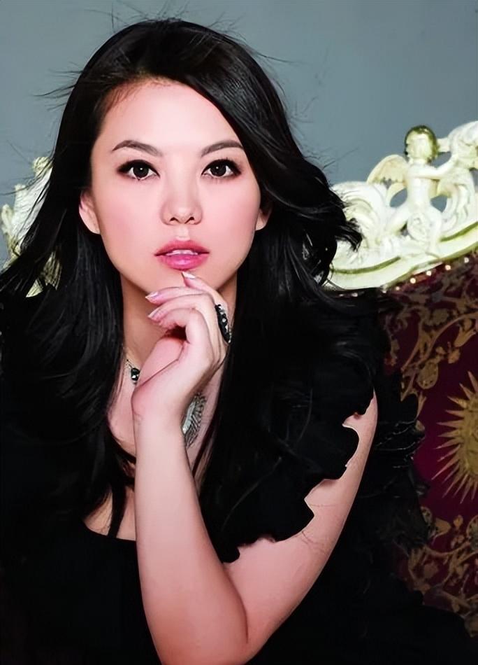 瘦下来的李湘终于美回颜值巅峰,网友:这哪是快50岁?说28我都信