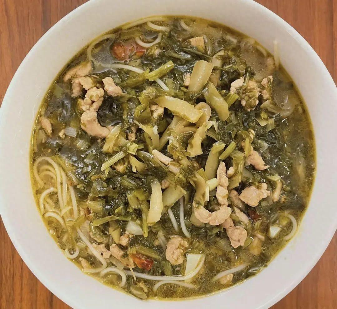 冬季暖心美食:香气四溢的雪菜肉丝面