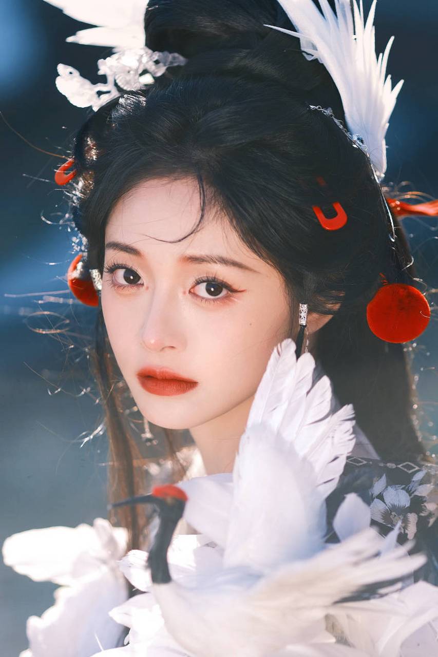 周洁琼身着仙鹤元素服饰,展现出浓郁的古风之美.