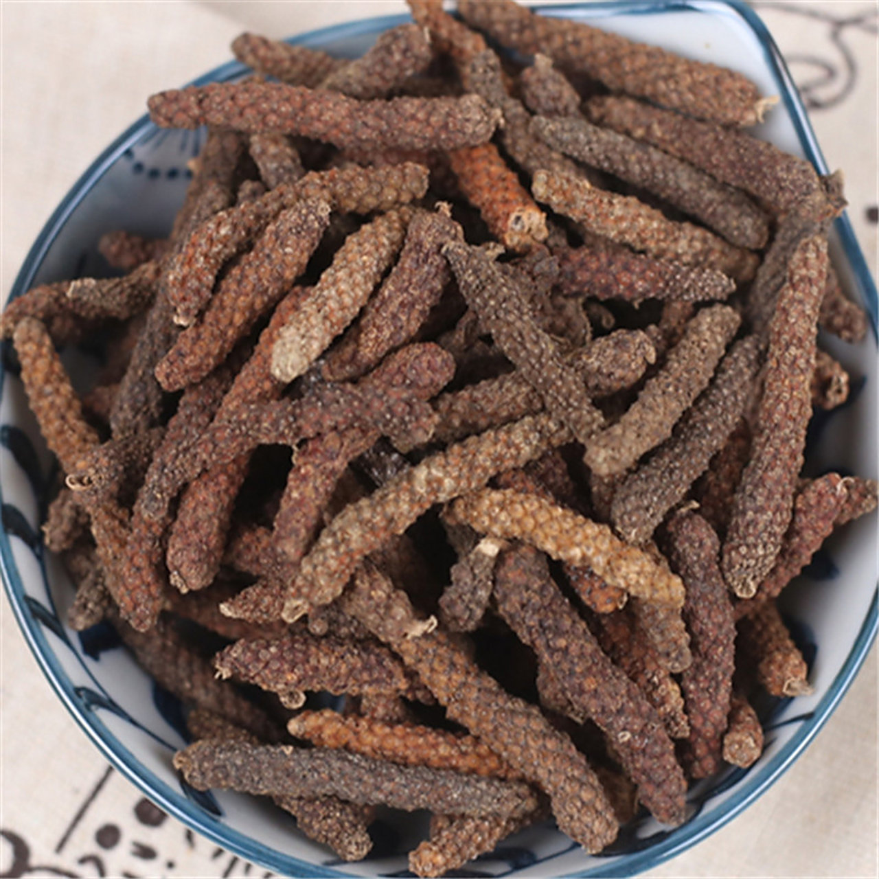 荜拨是一种攀缘藤本植物,生长在海拔约580米的疏荫杂木林中,产于云南