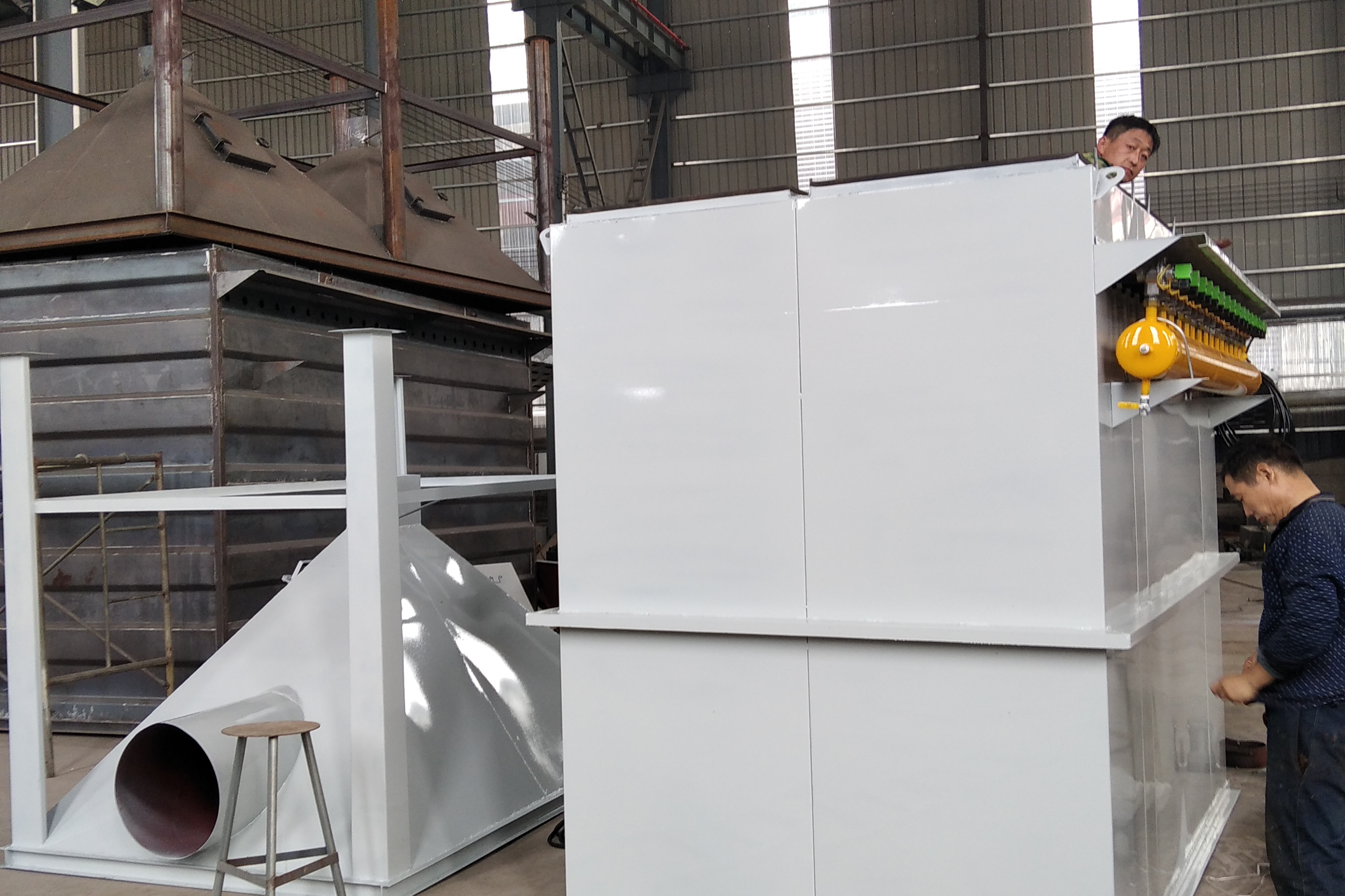 小型布袋除尘器是一种高效,环保的除尘设备,具有高除尘效率,适用范围