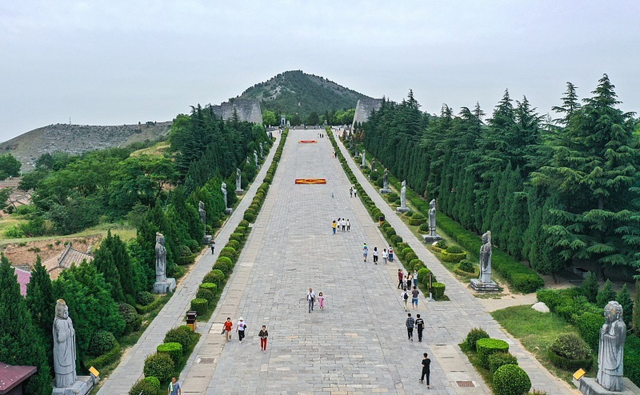 乾陵是唐高宗李治和武则天的合葬墓,位于陕西省乾县城北,是陕西唐十八