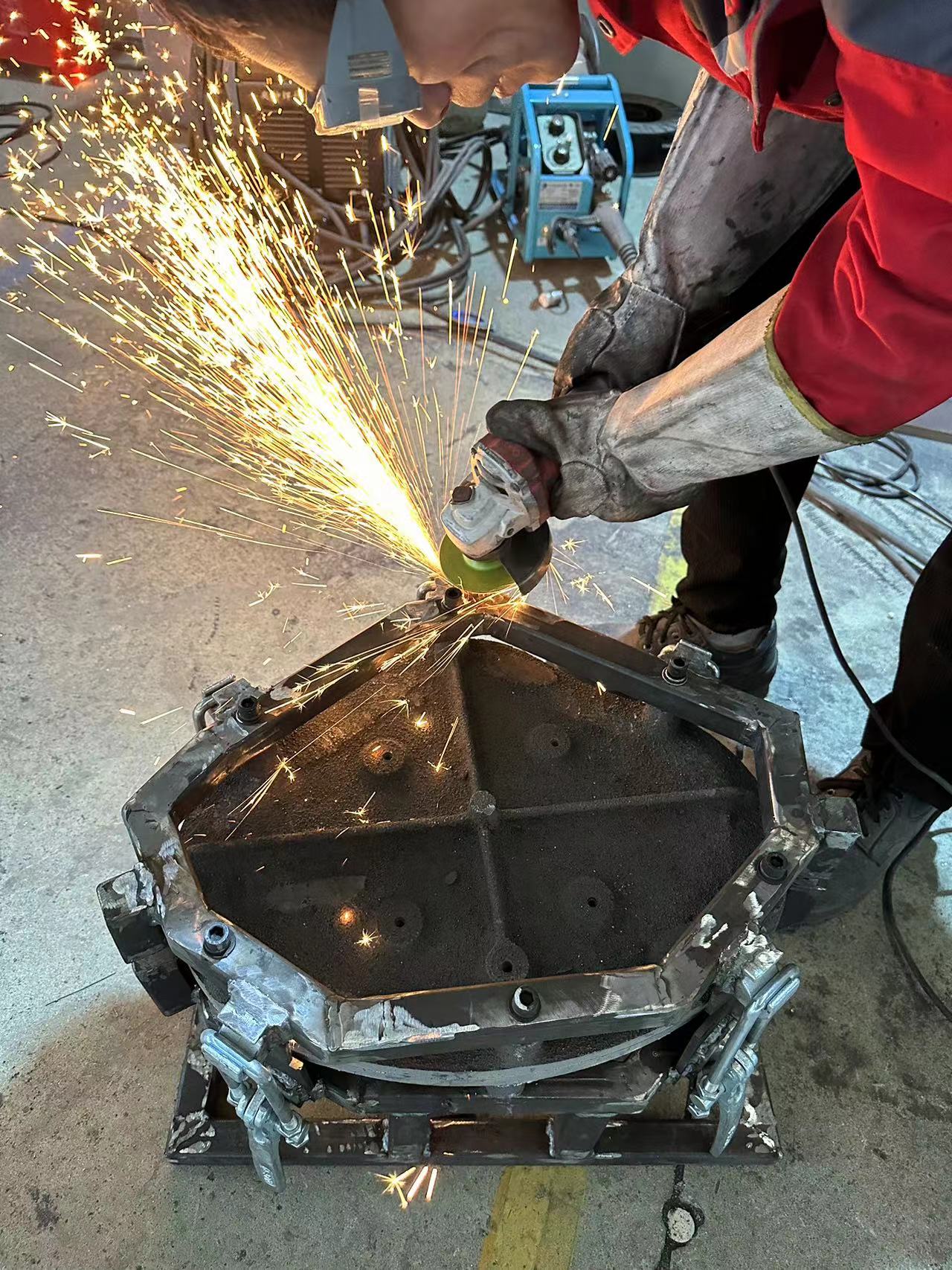 江苏优格模具是一家专业滚塑模具工厂
