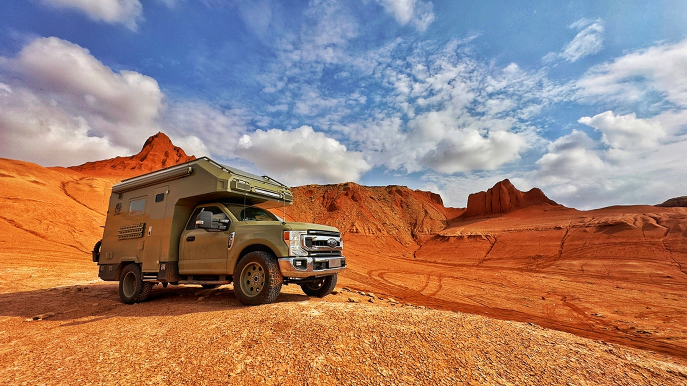 越野房车是一款优秀的国产越野房车,采用美国原装进口福特f350底盘