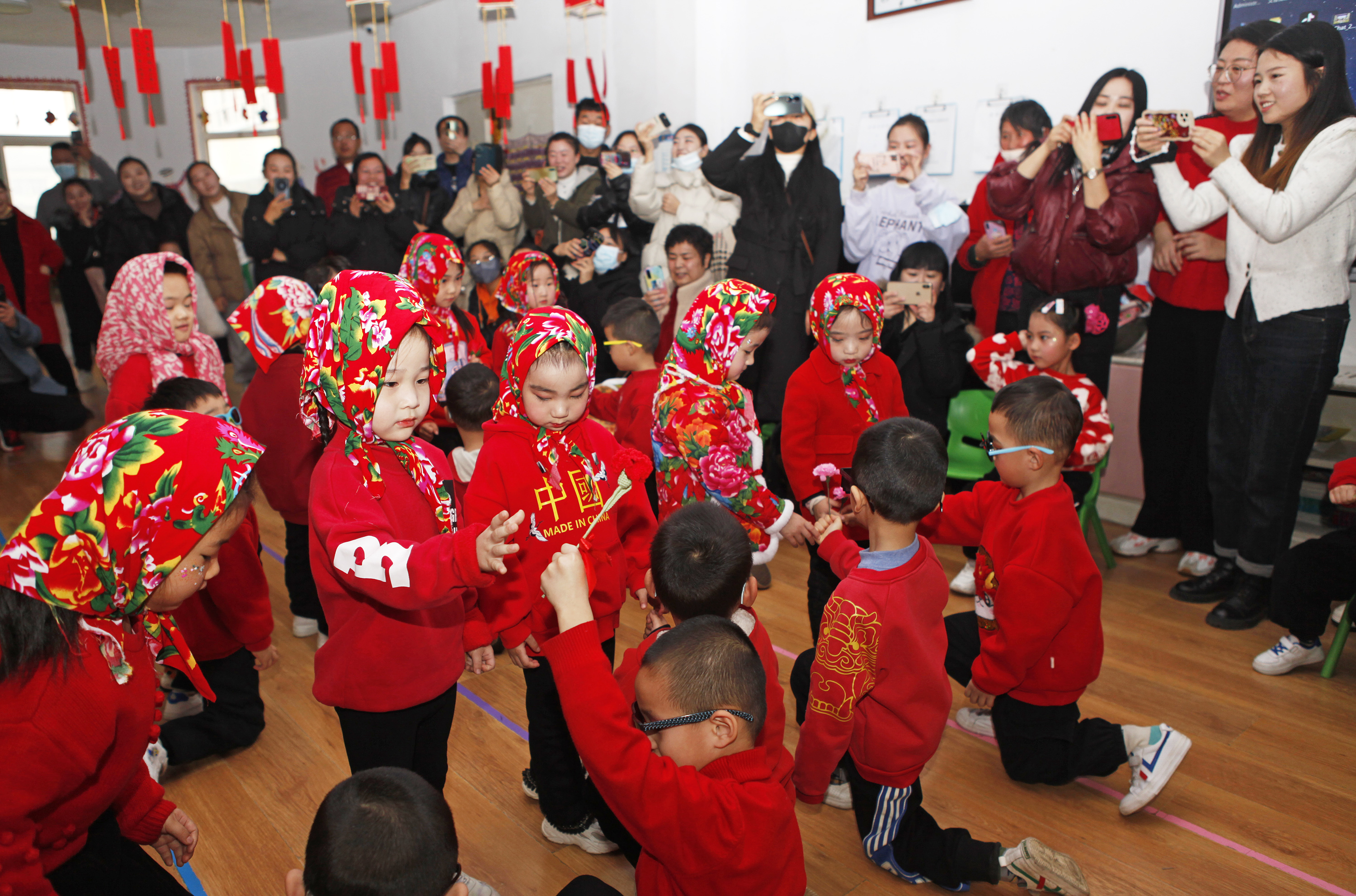 山西襄汾:萌娃秀才艺 花式迎新年