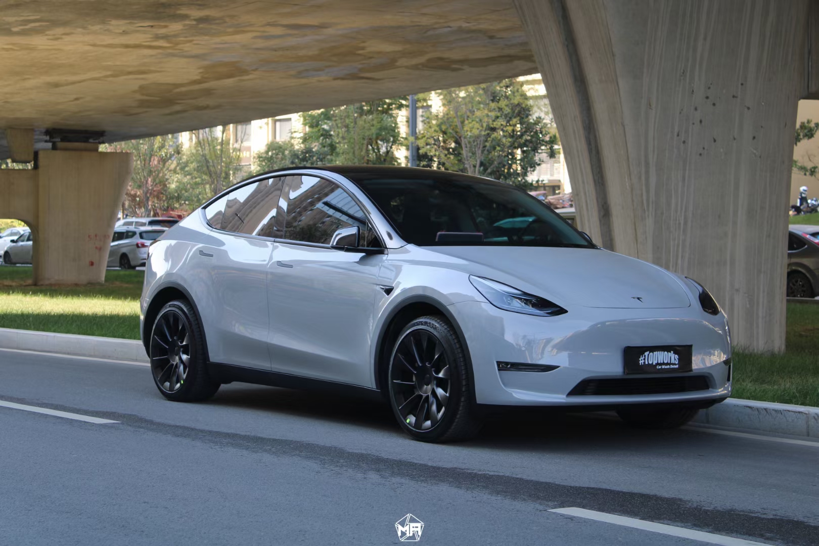 特斯拉modely矩阵改色膜布鲁克林灰,十足的工业气息