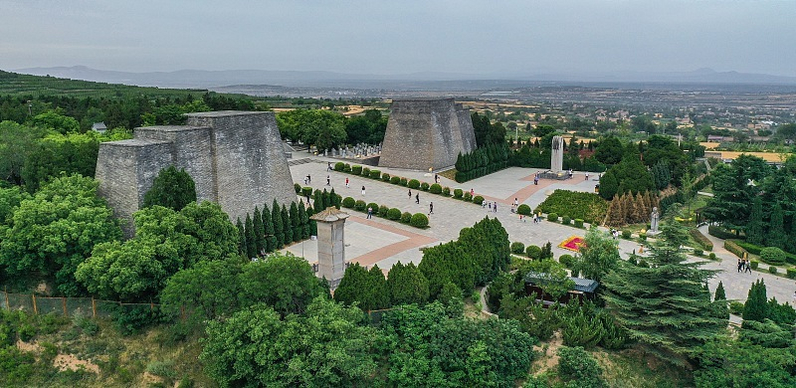 乾陵是唐高宗李治和武则天的合葬墓,位于陕西省乾县城北,是陕西唐十八