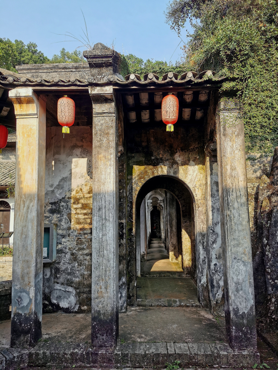 谢鲁山庄,位于广西玉林市陆川县乌石镇谢鲁村,被誉为中国四大私人庄园