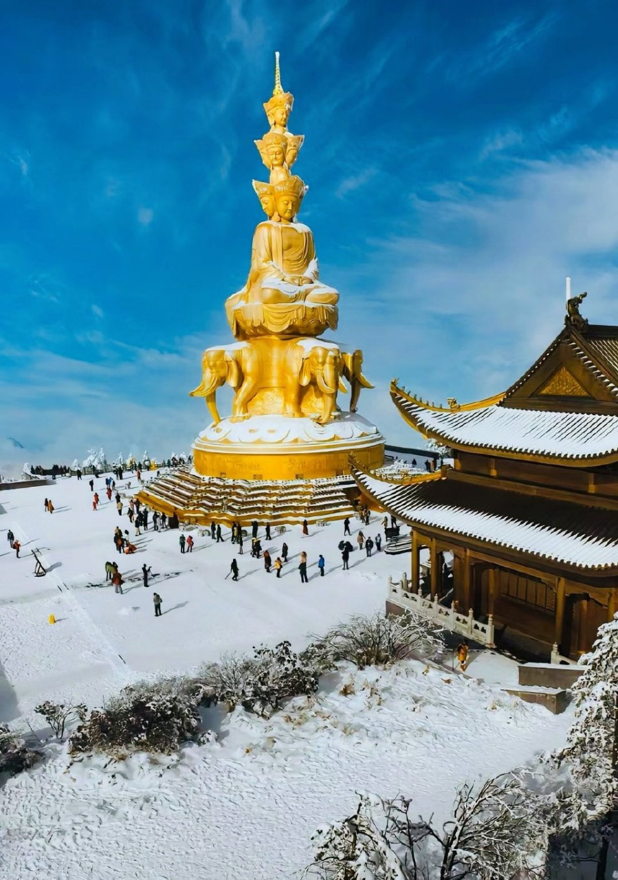 四川峨眉山雪景,美不胜收,如诗如画如梦如幻,雪花给峨眉山披上了一层