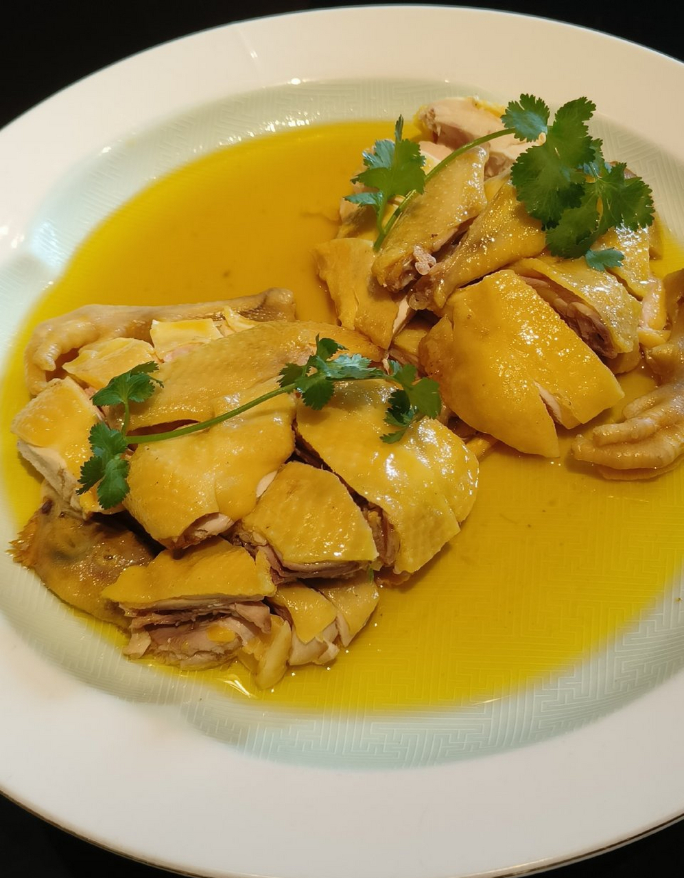 干蒸河田鸡,选用的是长汀河田鸡,烹煮过程中滴水不加,由水蒸气形成的