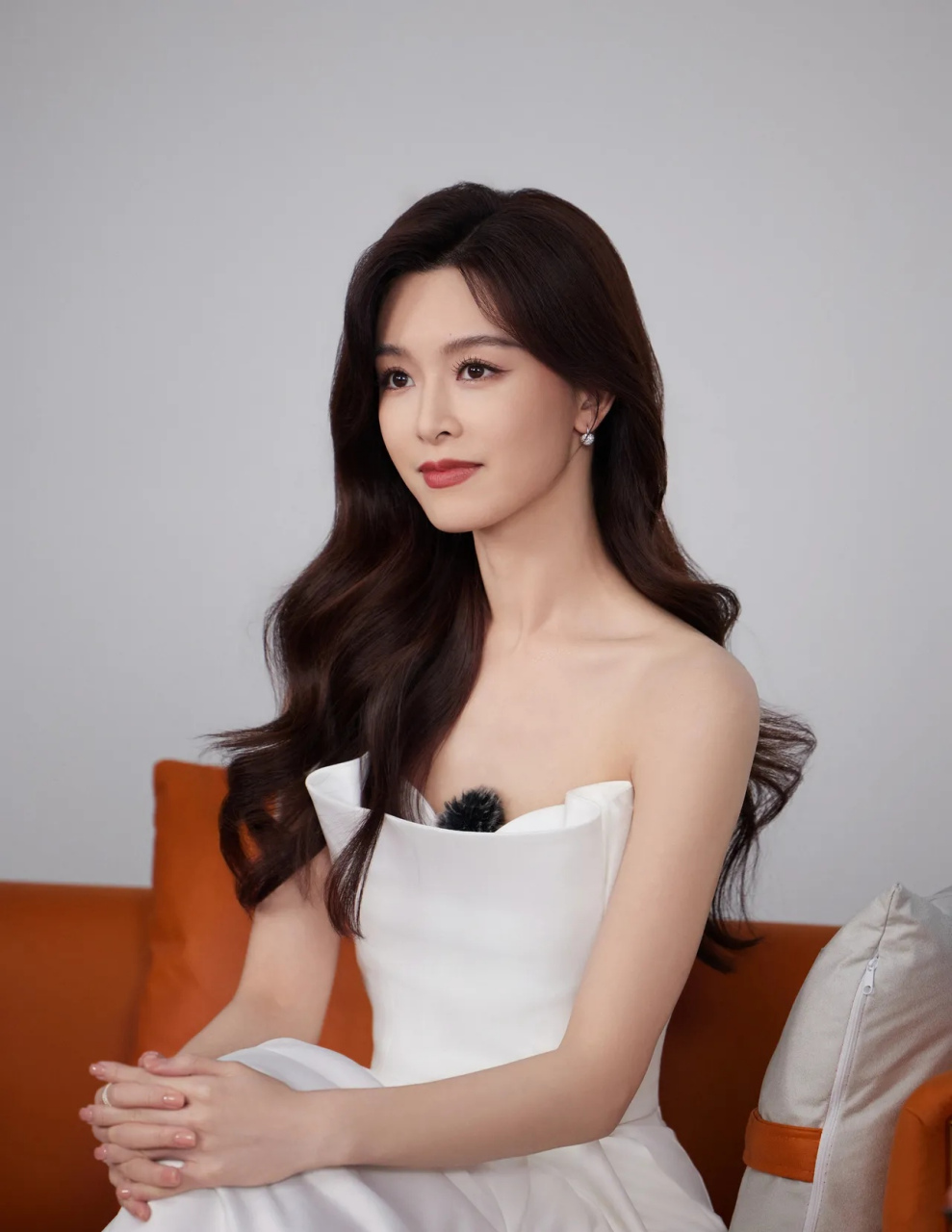 美女文咏珊,白色抹胸礼服,笑容甜美,美丽大方.#文咏珊