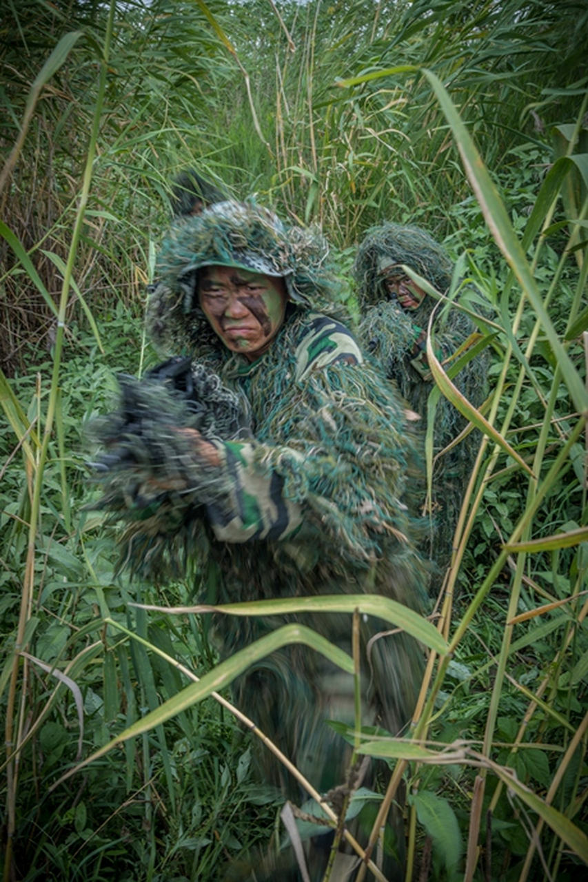 现役军人迷彩服图片