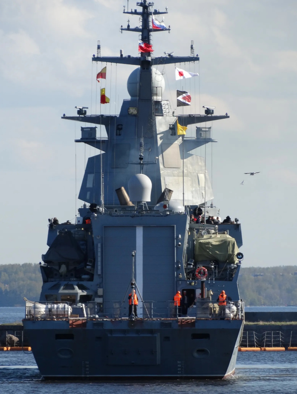 俄罗斯海军轻型舰艇展示,图中分别是20380/20381/20385型护卫舰