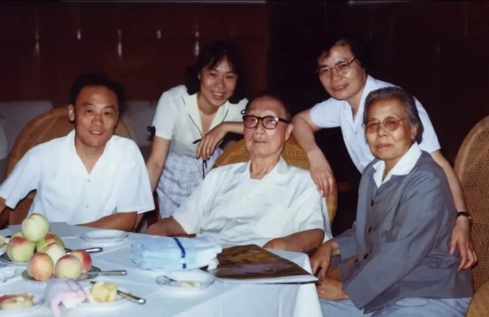 聂老和家人的合照  照片左起为 女婿丁衡高,外孙女聂菲,女儿聂力,夫人