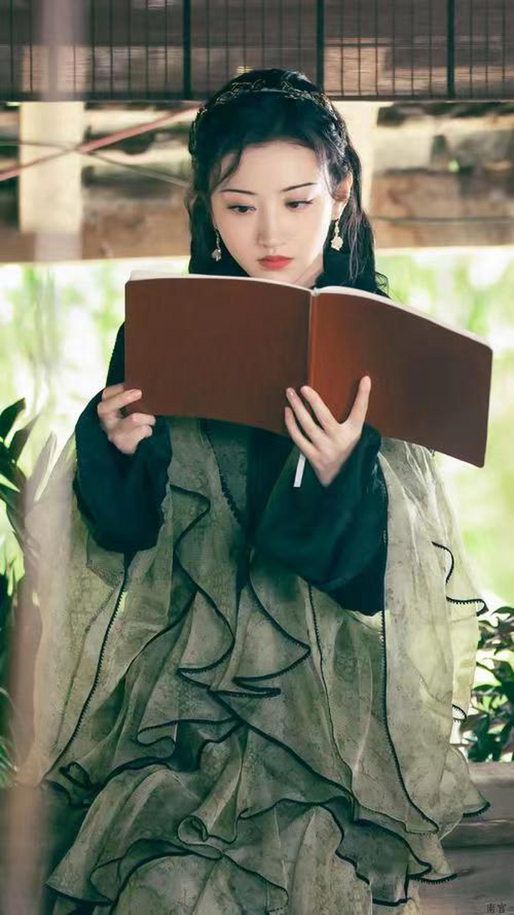 最近几年看的最上头的电视剧之一可能就是景甜参演的电视剧《司藤》了