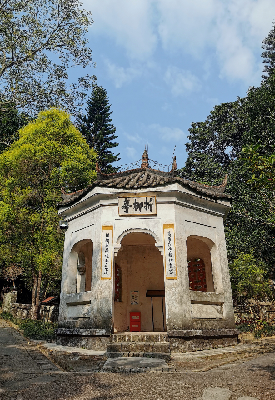 谢鲁山庄,位于广西玉林市陆川县乌石镇谢鲁村,被誉为中国四大私人庄园