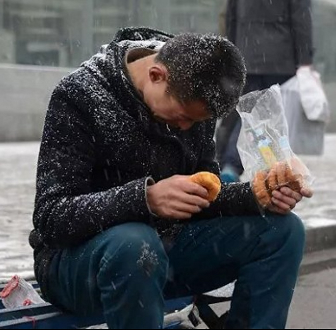 你知道当一个男人最无助最难过的时候,会打电话给谁吗?