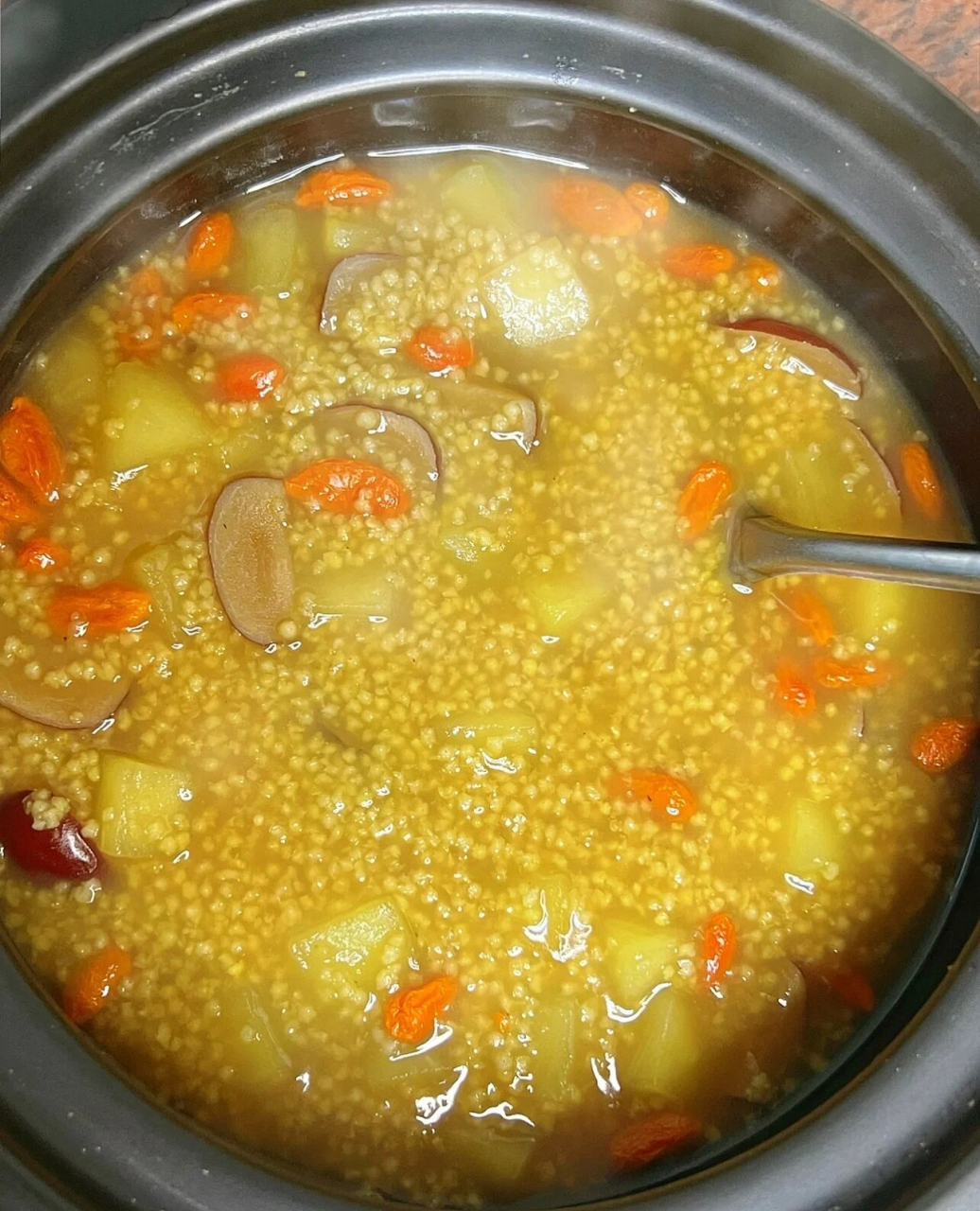 水果粥是一道既美味又健康的甜品,它不仅口感丰富,还能为我们的身体