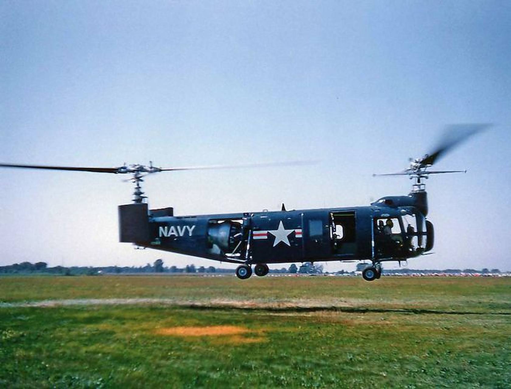 贝尔公司的hsl纵列双旋翼直升机,很有特点,发动机占据了整个尾舱,体积