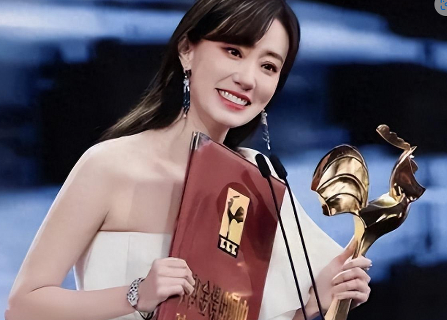 张小斐因主演《你好,李焕英》而一夜爆红,获得了金鸡奖最佳女主角的