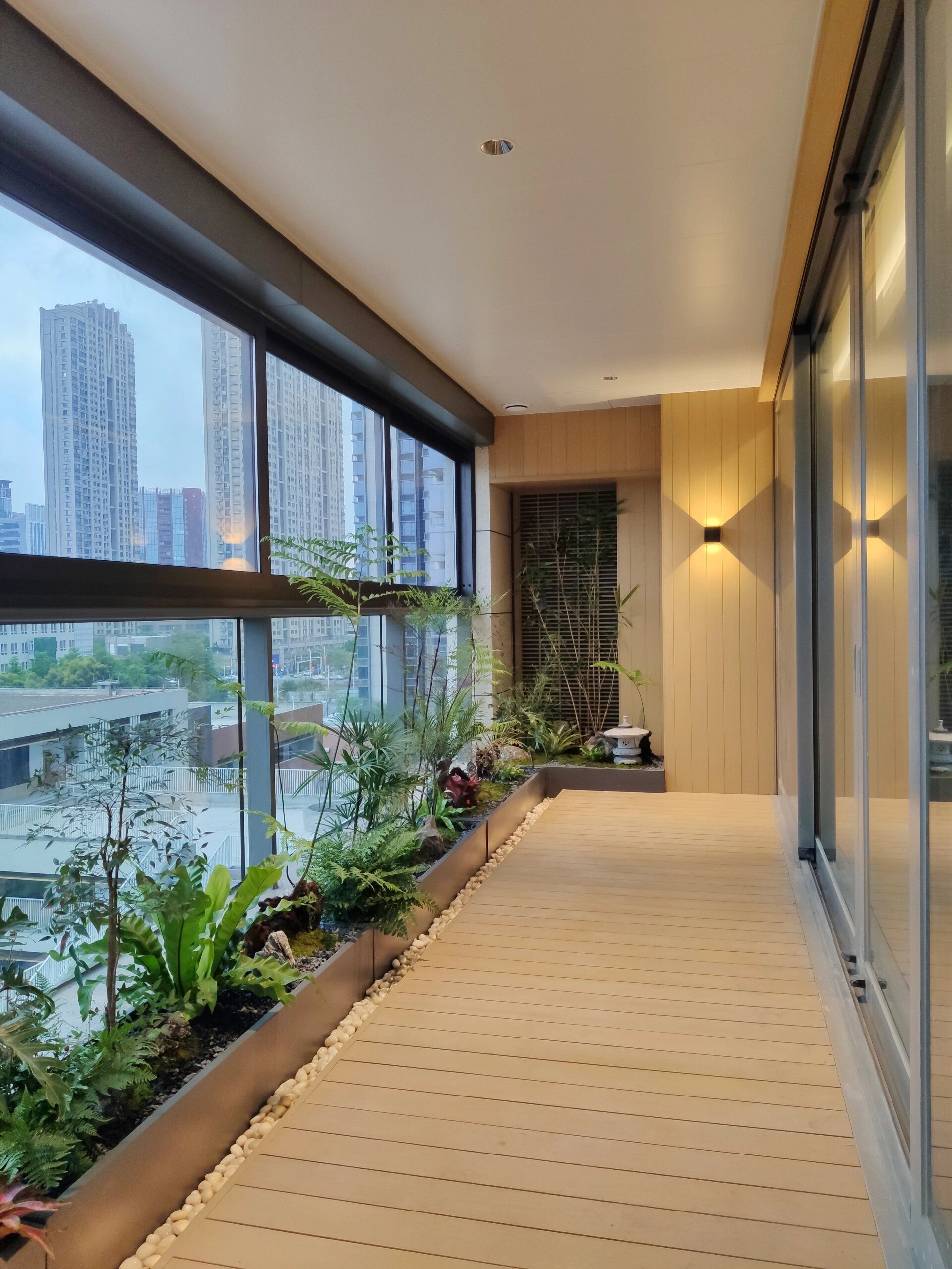 靠窗户摆放三个长条的水泥花箱,种上形态各异和