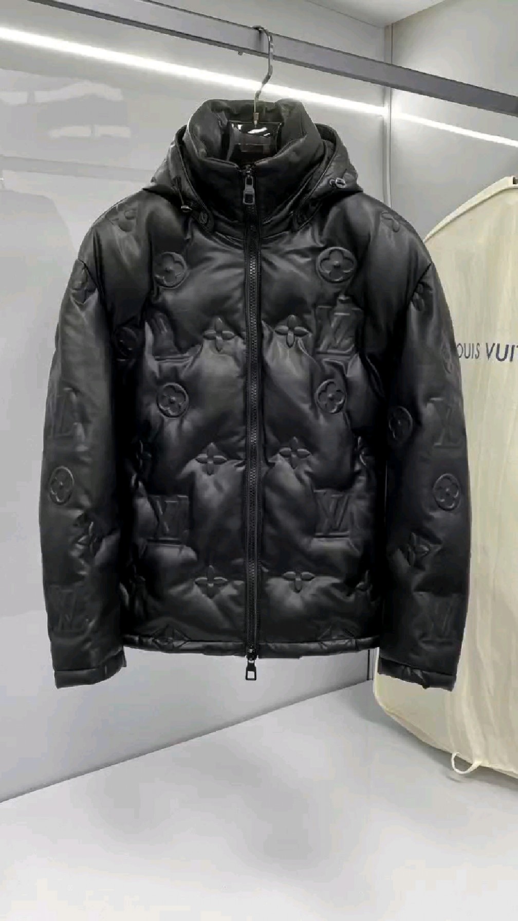 lv羽绒服皮衣浮雕压花优雅减龄