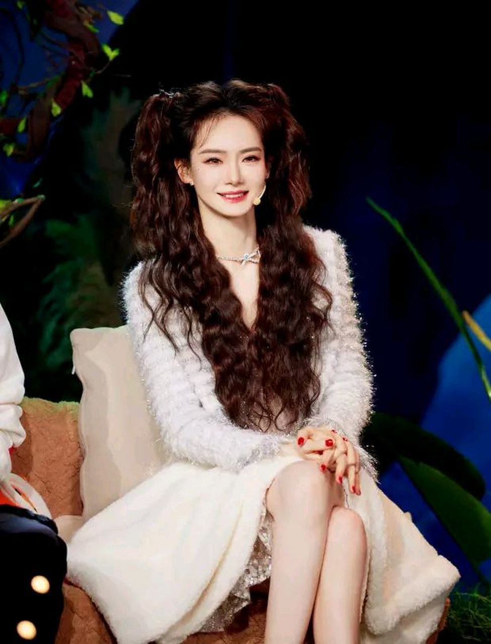 戚薇羊毛卷双马尾元气俏丽 穿v领毛绒裙甜辣十足