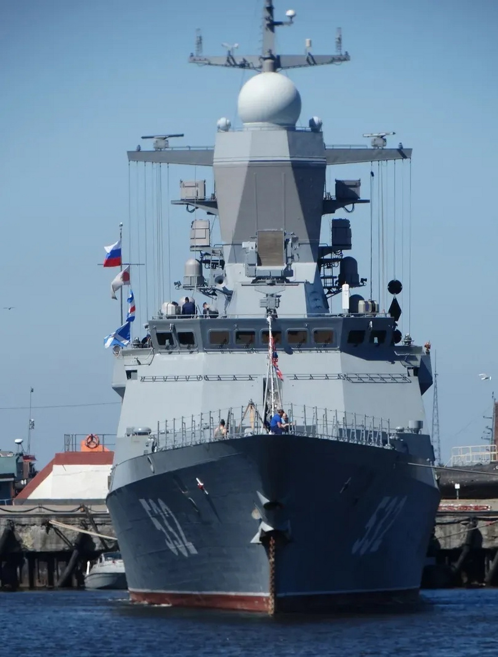 俄罗斯海军轻型舰艇展示,图中分别是20380/20381/20385型护卫舰