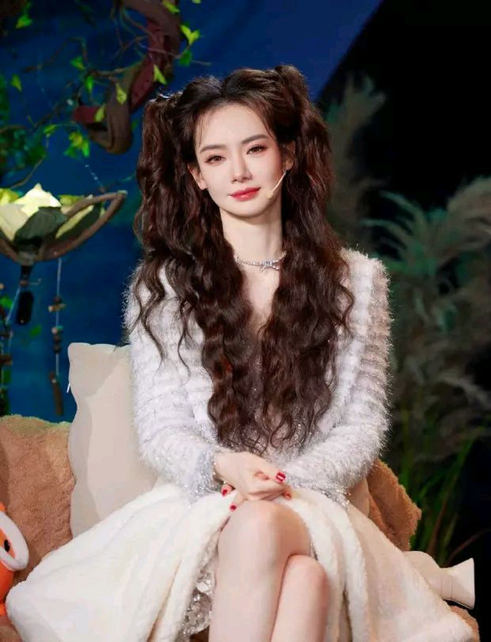 戚薇羊毛卷双马尾元气俏丽 穿v领毛绒裙甜辣十足