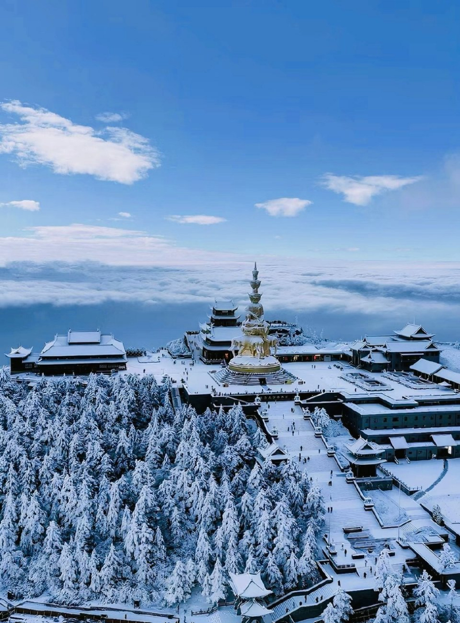 四川峨眉山雪景,美不胜收,如诗如画如梦如幻,雪花给峨眉山披上了一层