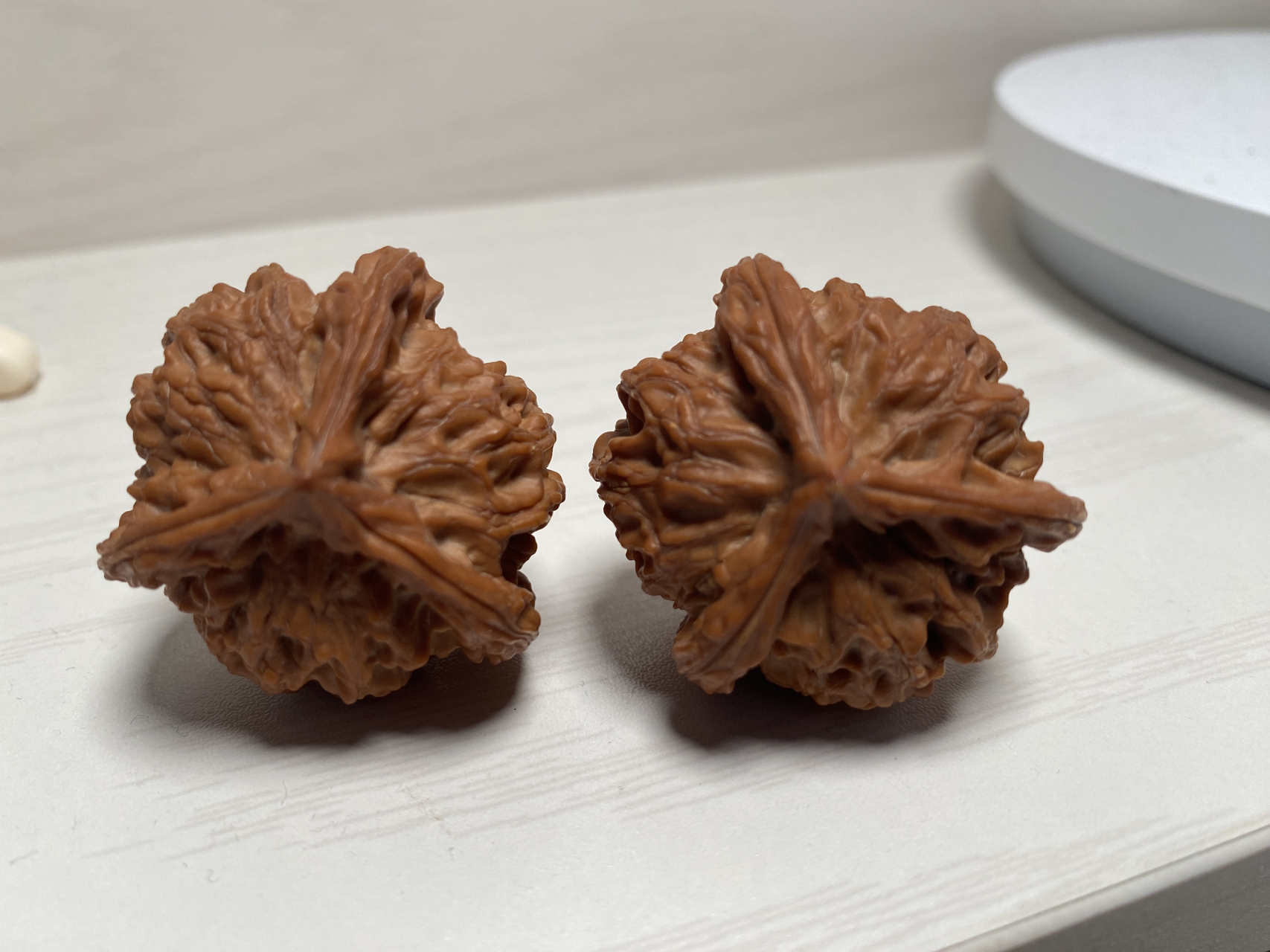 自己玩的三对核桃:  第一对:盘山三棱,转圈38,断断续续玩了两年了