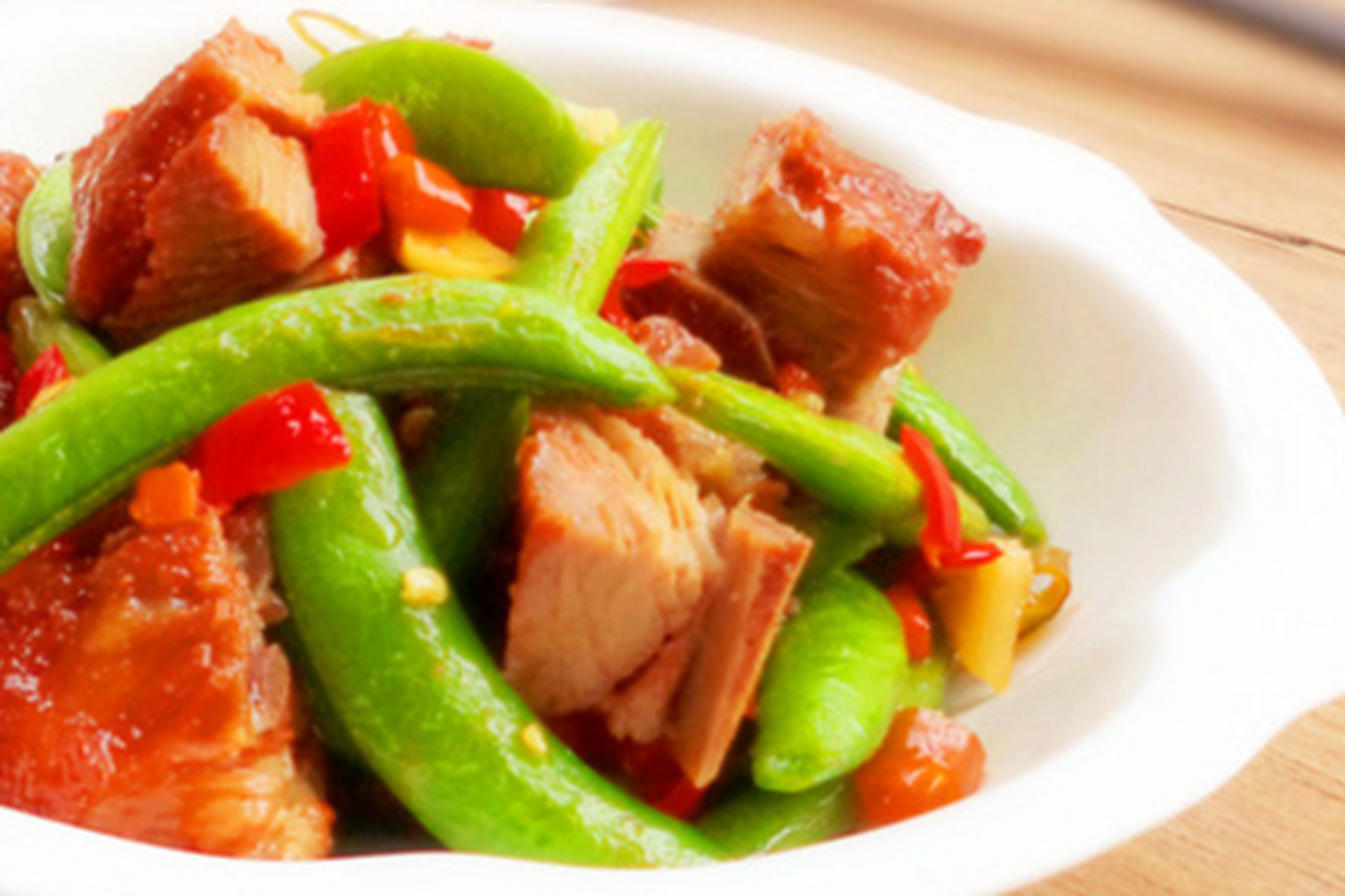 甜豆炒烤排骨是一道色香味俱全的家常菜肴,口感丰富,既有烤排骨的焦香