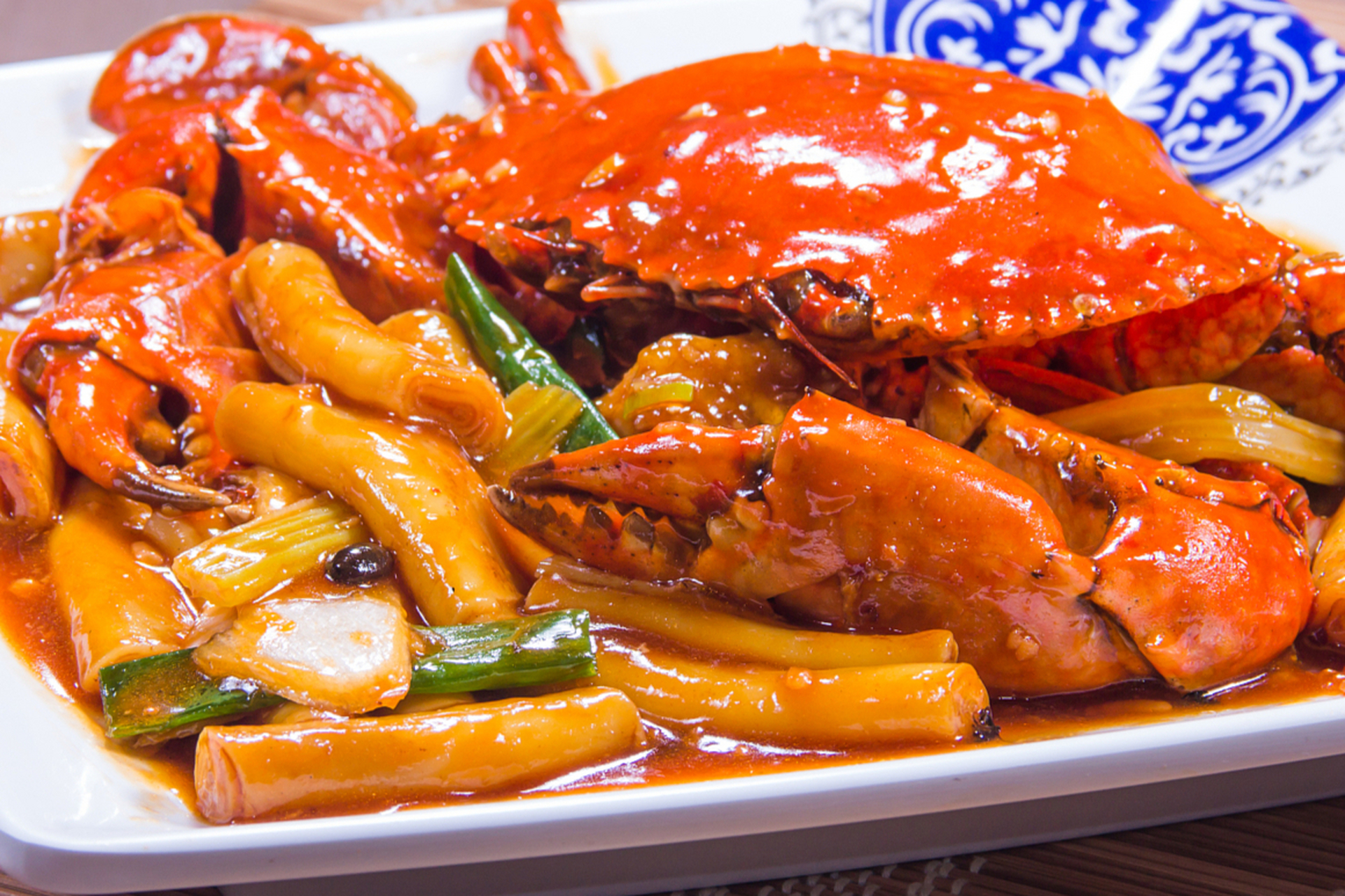 梭子蟹炒年糕是一道营养丰富的海鲜佳肴,以梭子蟹和年糕为主要材料