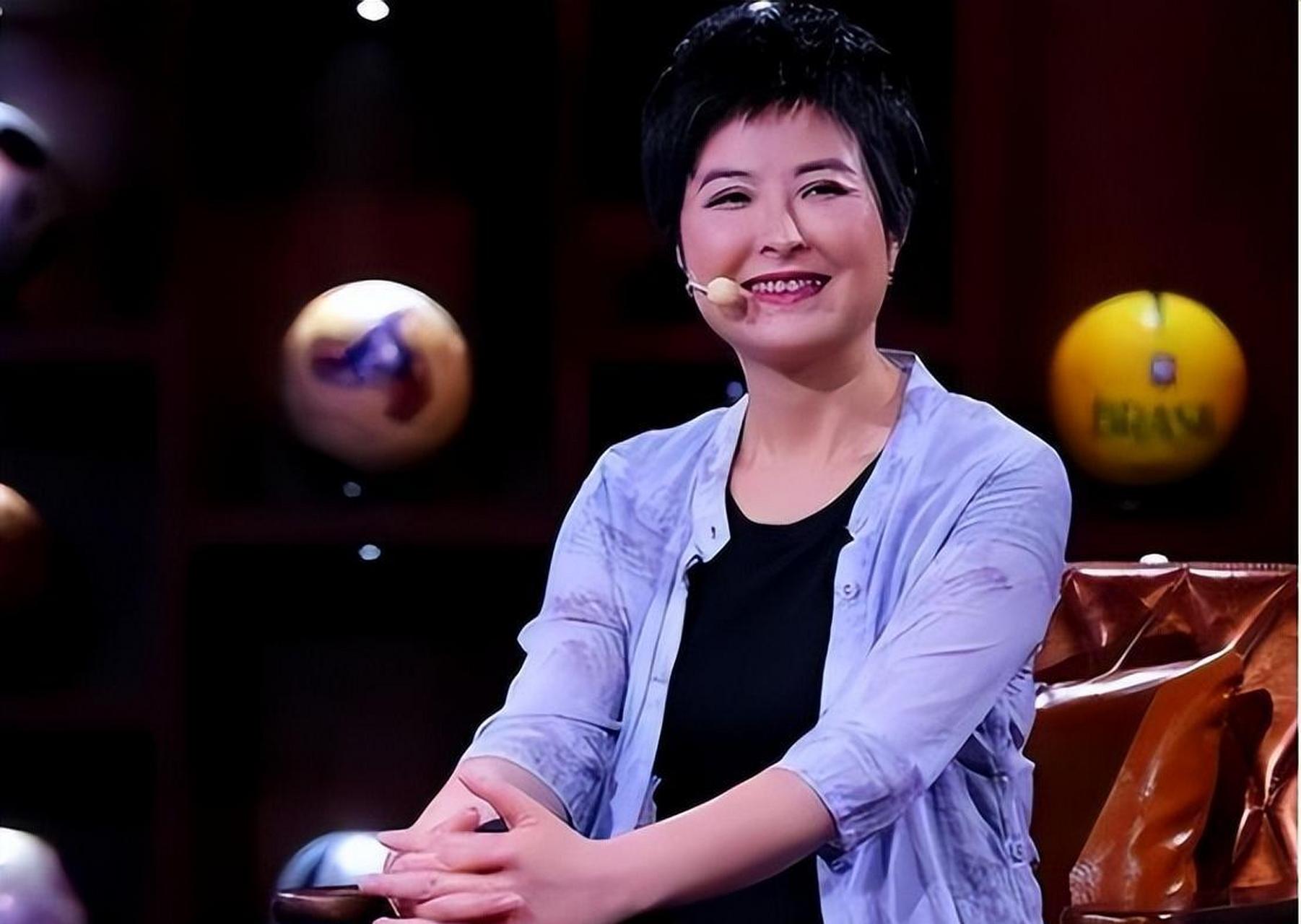 张泉灵是一位优秀的央视主持人,两次入围金话筒奖,转战商界后连续两年