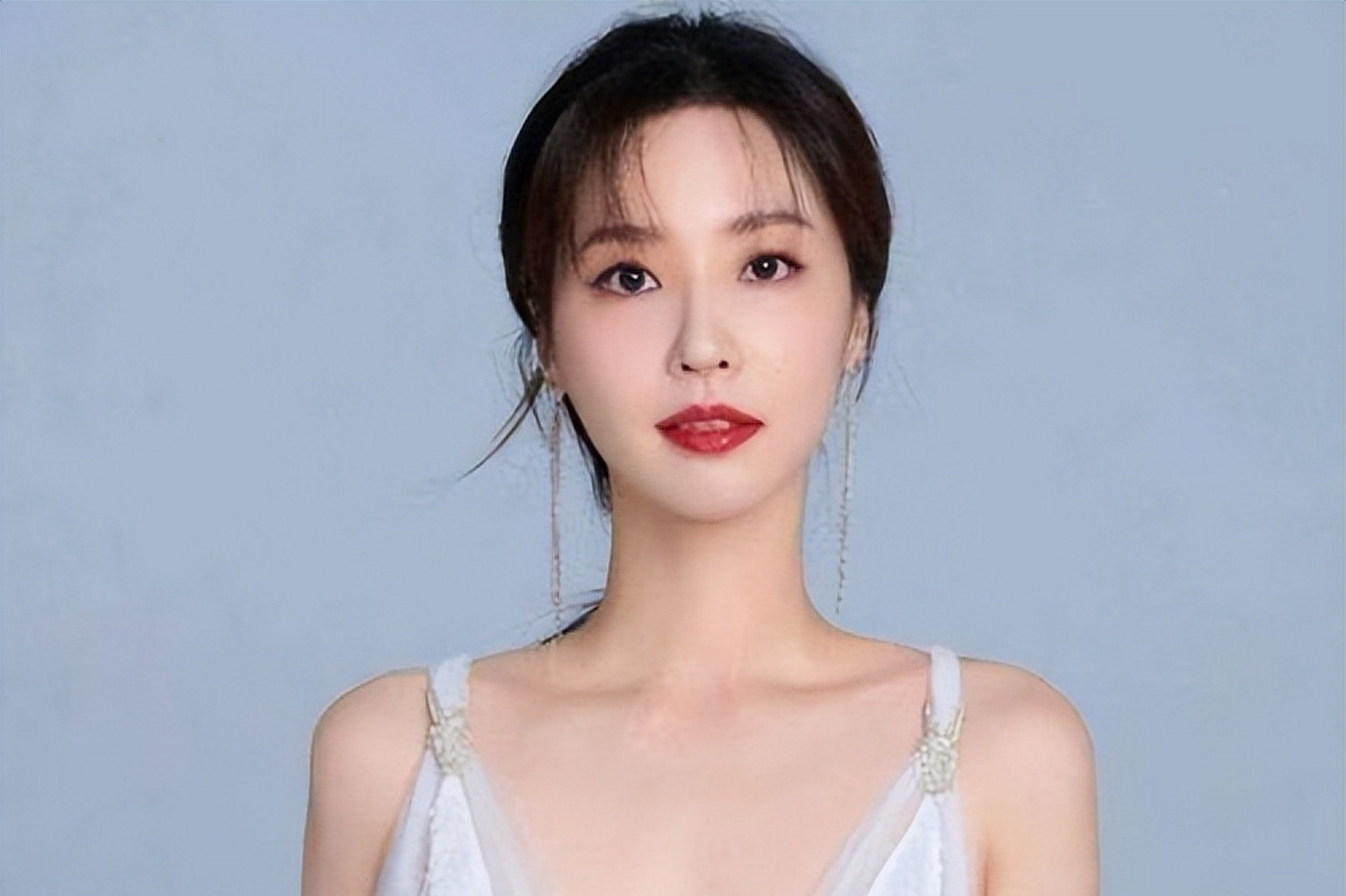 吴佳尼,演员,20岁时踏入演艺圈,努力拓展自己的才艺和领域.