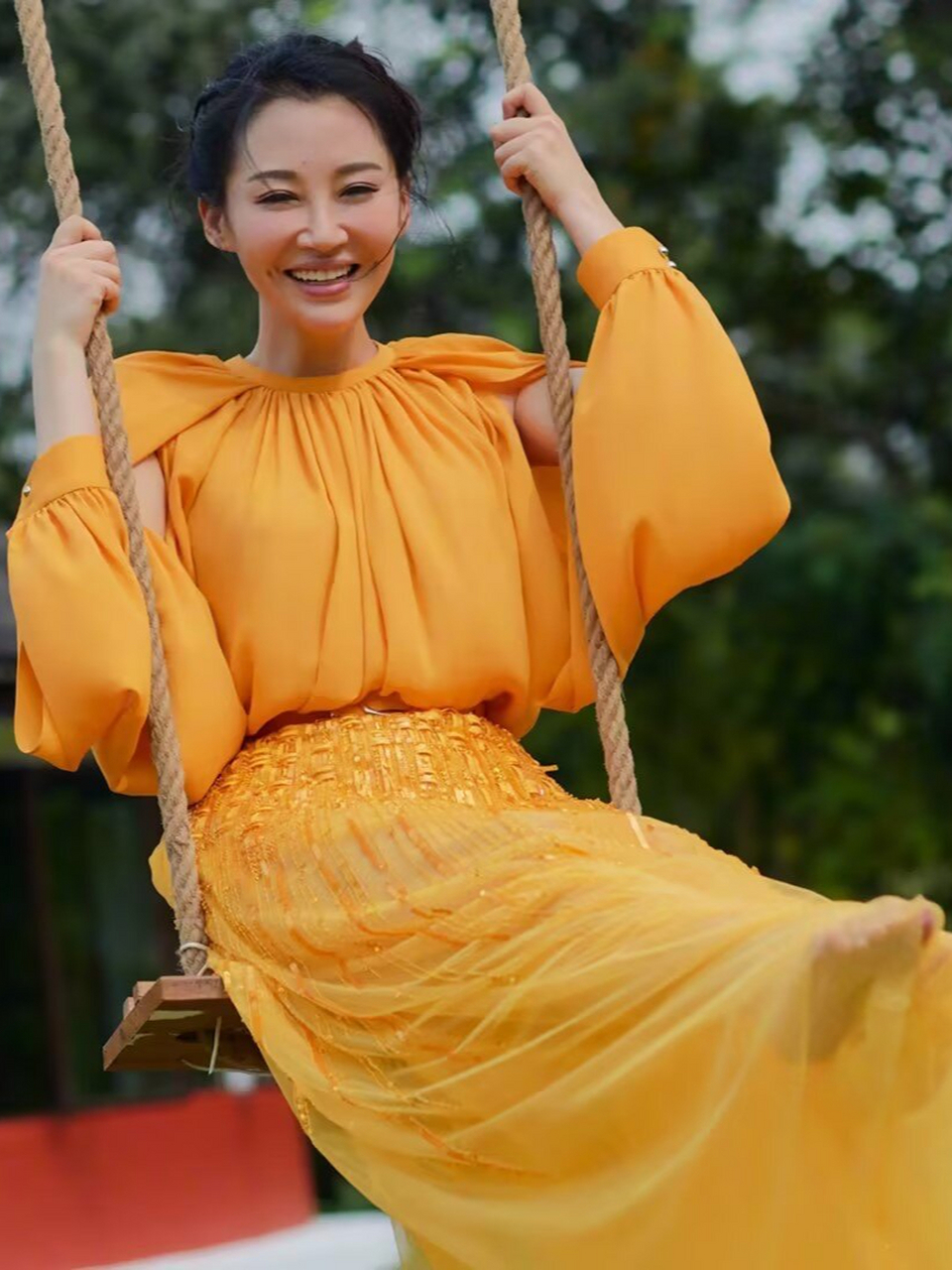 54岁许晴不老女神 提及许晴人们往往会想到"冻龄女神","妩媚"和"少女