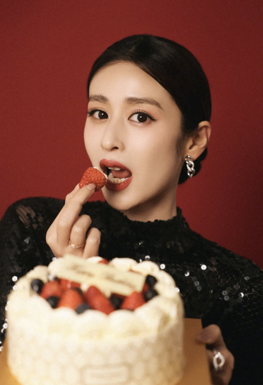 付辛博和颖儿# 颖儿icon晒出迟来的过生日时一家三口合照,女儿为她亲