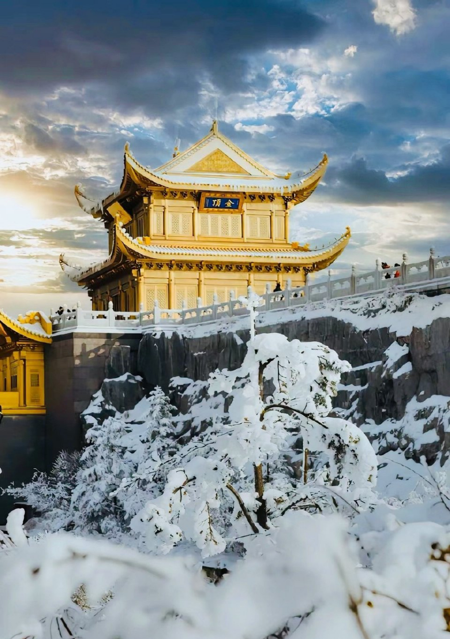 四川峨眉山雪景,美不胜收,如诗如画如梦如幻,雪花给峨眉山披上了一层