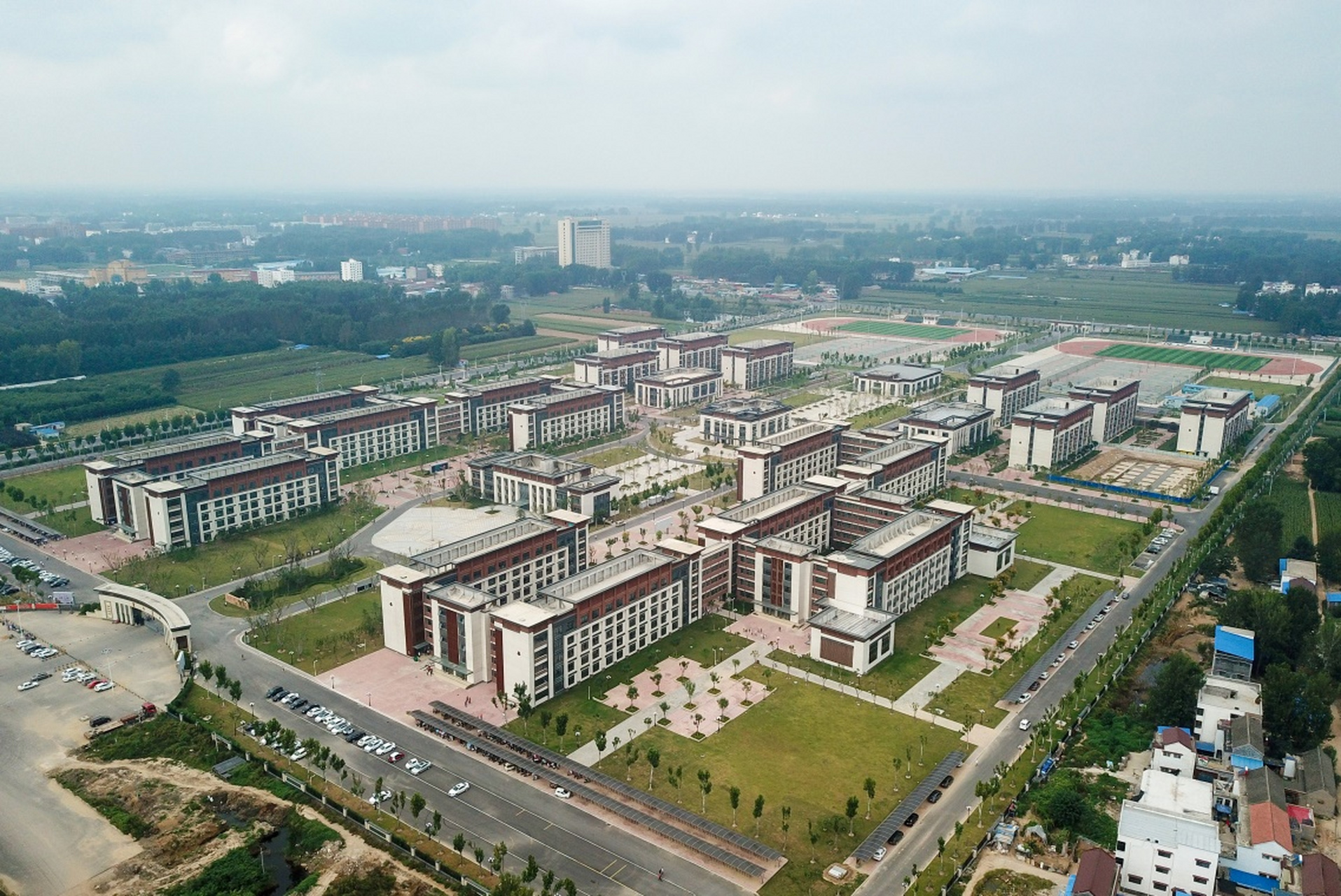 许家印捐建的太康县"家印高中",其实老家人还一直记着许老板的好!